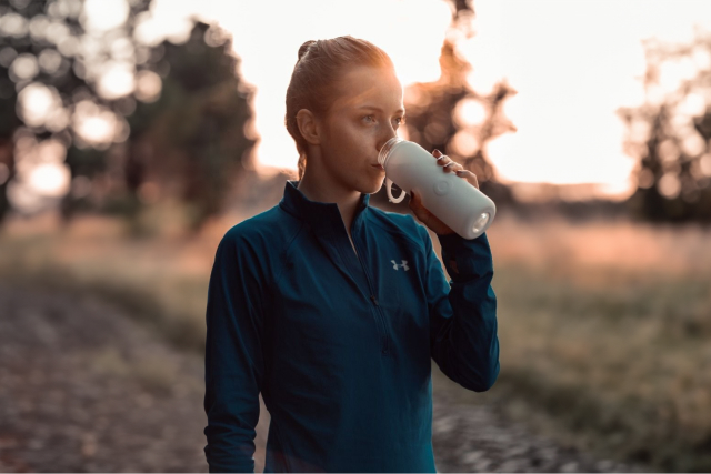 スポーツドリンクを飲む人物