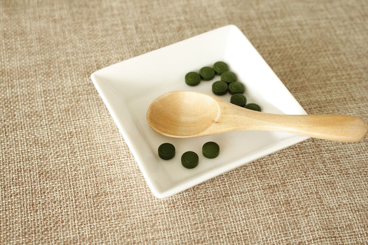 Spoon and chlorella tablets