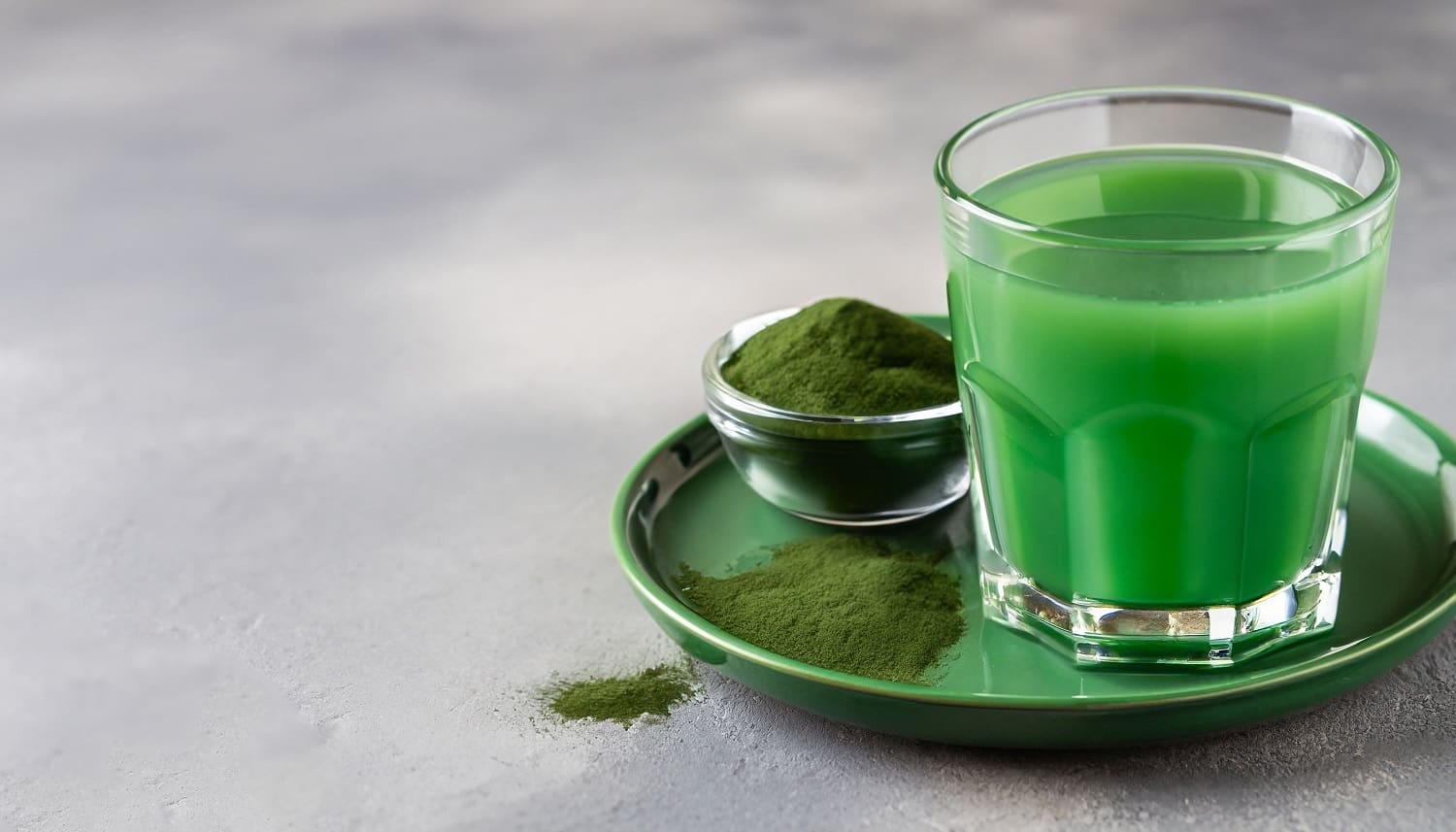 Chlorella in drink and in powder form as a healthy detox.