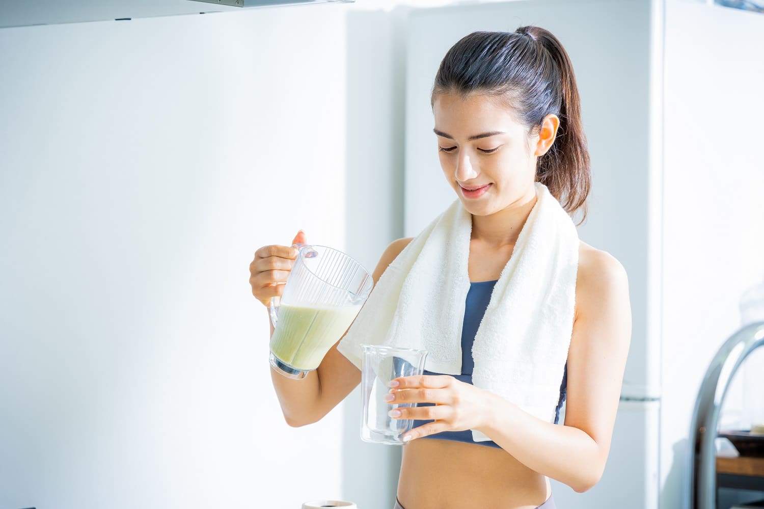 Woman preparing smoothie made with chlorella