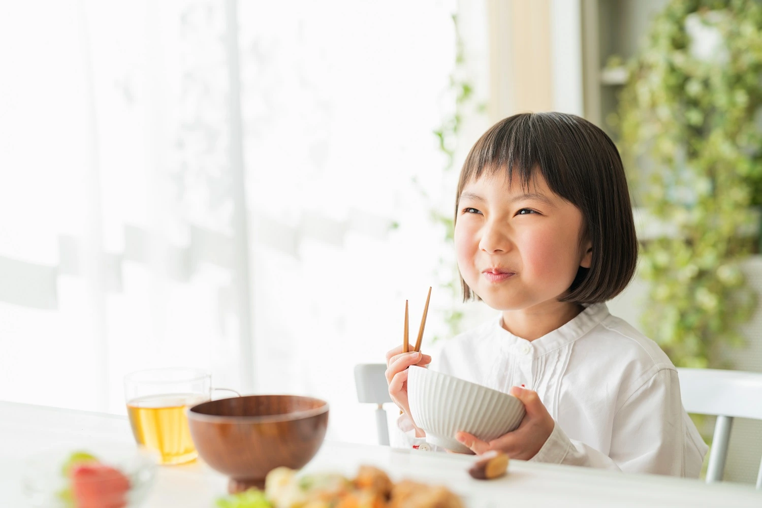 Girl eating a healthy and balanced breakfast