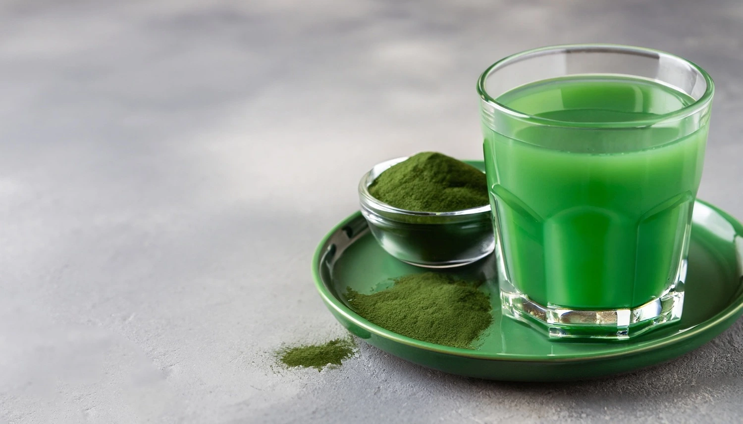 Pulverized chlorella and chlorella power in glass with water